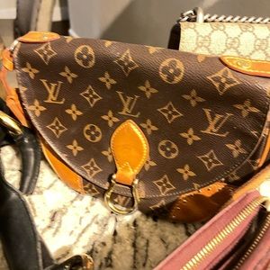Louis Vuitton St. Cloud Crossbody-great Condition